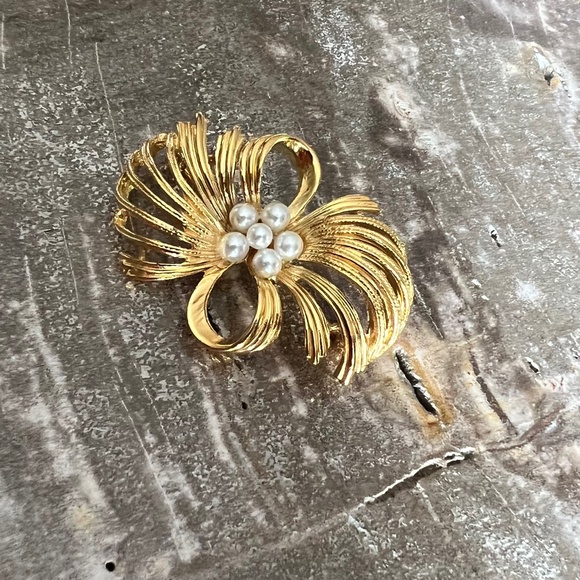 Stunning Vintage Brooch with faux pearls in golden tone - Picture 1 of 2